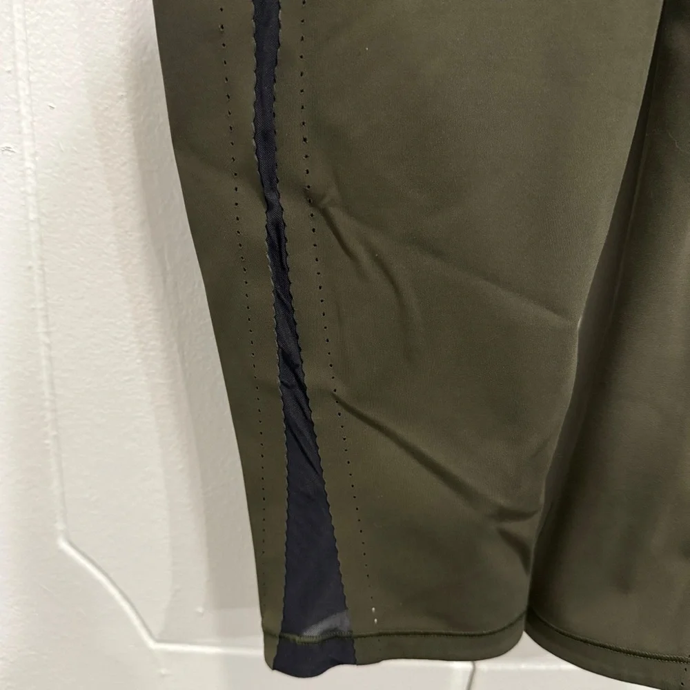 Lululemon Green and Black Smooth Stride Crop